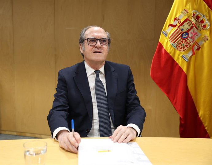 El Defensor del Pueblo, Ángel Gabilondo, durante una reunión con las patronales de las entidades bancarias y cajas de ahorro, las asociaciones de mayores y usuarios financieros, así como con el Defensor del Pueblo y la subgobernadora del Banco de España, 