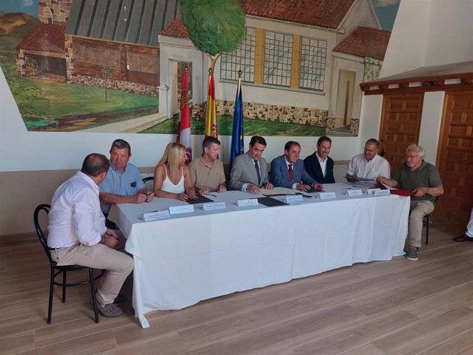 Un momento de la firma del convenio con ayuntamientos de la provincia.
