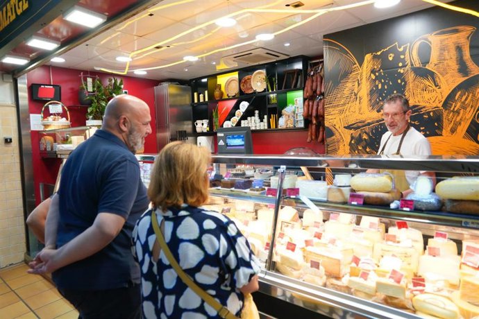 El alcalde de Palma, Jaime Martínez, visita este viernes el barrio de Pere Garau, acompañado por la regidora de Hacienda, Función Pública y Gobierno Interior, Mercedes Celeste