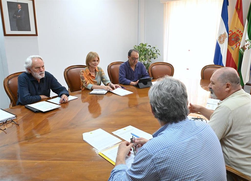 La alcaldesa de Jerez de la Frontera (Cádiz), María José García-Pelayo, en un encuentro con miembros de la Asociación Jerez-Tombuctú.