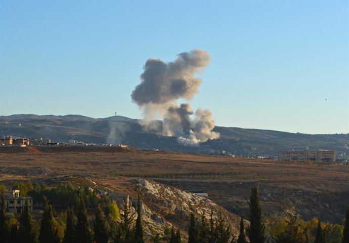 Archivo - WEST BEKAA, Nov. 27, 2024  -- This photo taken on Nov. 26, 2024 shows the smoke caused by Israeli airstrikes in West Bekaa, Lebanon. At least 41 people were killed and several others injured on Tuesday in Israeli airstrikes on southern and easte