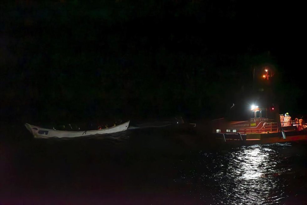 Archivo - La salvamar Adhara ayuda a un cayuco a llegar al Puerto de la Restinga, a 5 de diciembre de 2024, en El Hierro, Santa Cruz de Tenerife, Tenerife, Canarias (España). 