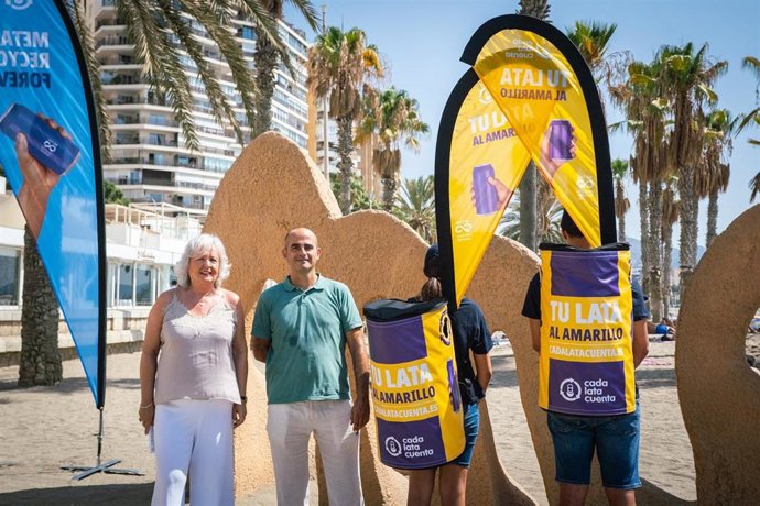 La concejala delegada de Servicios Operativos, Playas y Fiestas, Teresa Porras, junto al director de Cada Lata Cuenta en España, Pablo García, en la presentación de la campaña ambiental 'Tu lata al amarillo'.