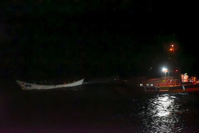 Archivo - La salvamar Adhara ayuda a un cayuco a llegar al Puerto de la Restinga, a 5 de diciembre de 2024, en El Hierro, Santa Cruz de Tenerife, Tenerife, Canarias (España). Ha tenido que salir la lancha de salvamento marítimo ya que el viento los estaba