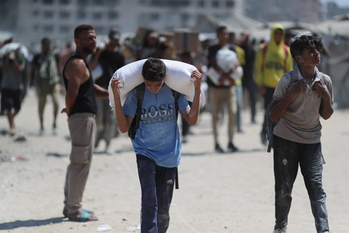 August 7, 2025, Gaza City, Gaza Strip, Palestinian Territory: Palestinians flock to the Zikim crossing to acquire limited flour and basic food aid as hunger crisis worsens with the ongoing Israeli blockade in North Gaza, Gaza on August 07, 2025