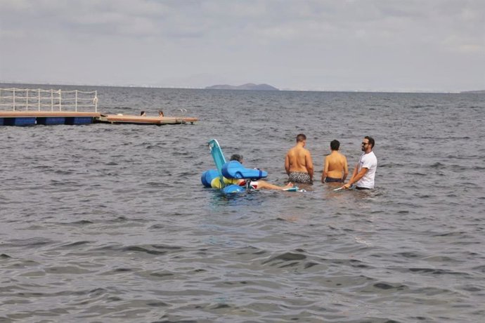 Cartagena ofrece baño asistido gratuito a personas con movilidad reducida en La Azohía, Playa Honda y Puerto Bello de La Manga
