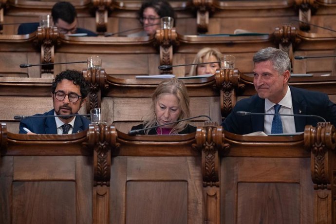 Archivo - (I-D) Los concejales de Junts en el Ayuntamiento de Barcelona, Damià Calvet y Neus Munté, y el presidente de Junts en el Ayuntamiento de Barcelona, Jordi Martí, durante un pleno en el Ayuntamiento de Barcelona