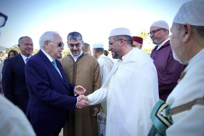 El presidente de Melilla, Juan José Imbroda (PP), en una imagen de archivo de junio de 2024, cuando saludaba a dirigentes de la Comisión Islámica de Melilla en un rezo colectivo por la pascua musulmana celebrado en una plaza pública