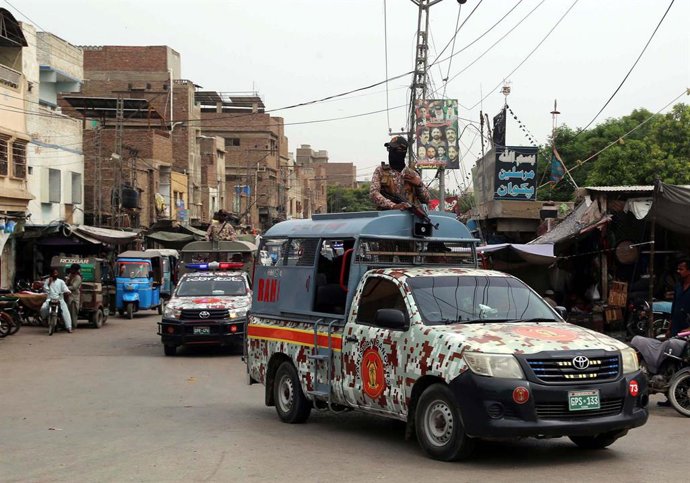 Archivo - July 2, 2025, Pakistan: HYDERABAD, PAKISTAN, JUL 02: Security officials convoy patrols in city during flag march .to maintain law and order situation as security has been tighten during the Holy Month of .Muharram-ul-Haram, in Hyderabad on Wedne
