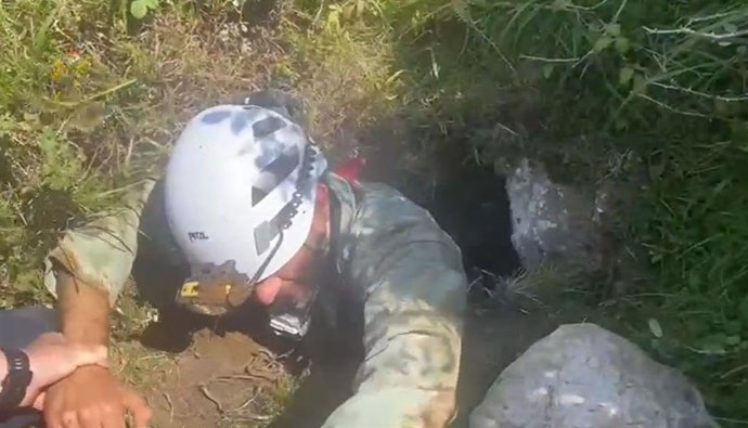Un agente en la entrada de la cueva.