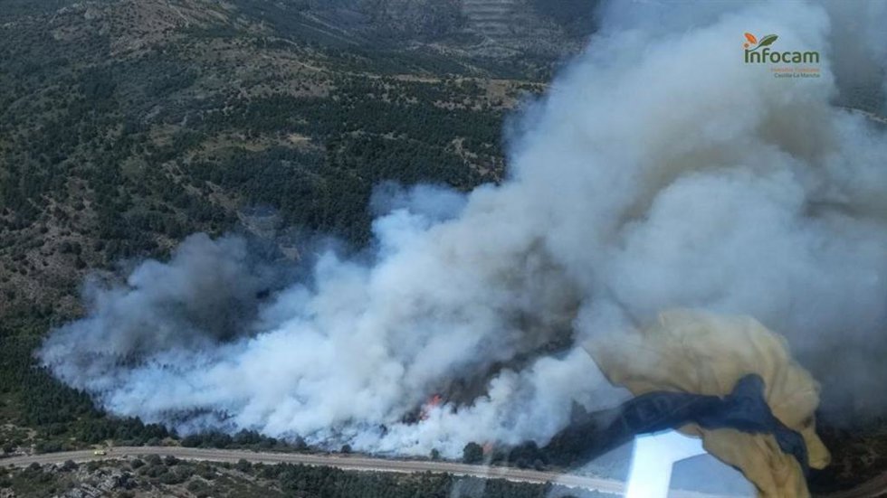 En situación operativa nivel 1 un incendio declarado en La Huerce (Guadalajara) por el corte de la CM-1006
