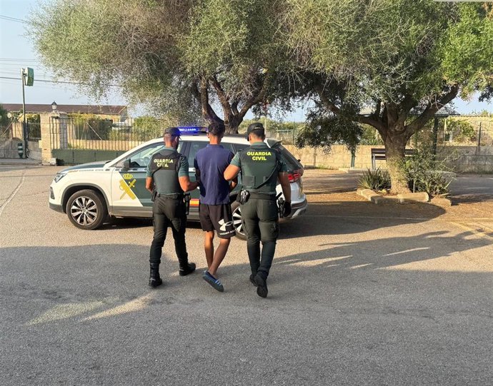 Un guardia civil fuera de servicio detiene a un hombre tras sorprenderlo robando en una caravana en Llucmajor