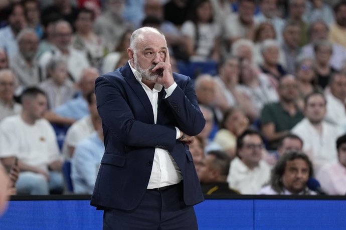 Archivo - Pablo Laso, head coach of Baskonia, looks on during the Playoff quarter finals of the Spanish League, Liga ACB Endesa, basketball match played between Real Madrid and Saski Baskonia at Movistar Arena on June 03, 2025 in Madrid, Spain.