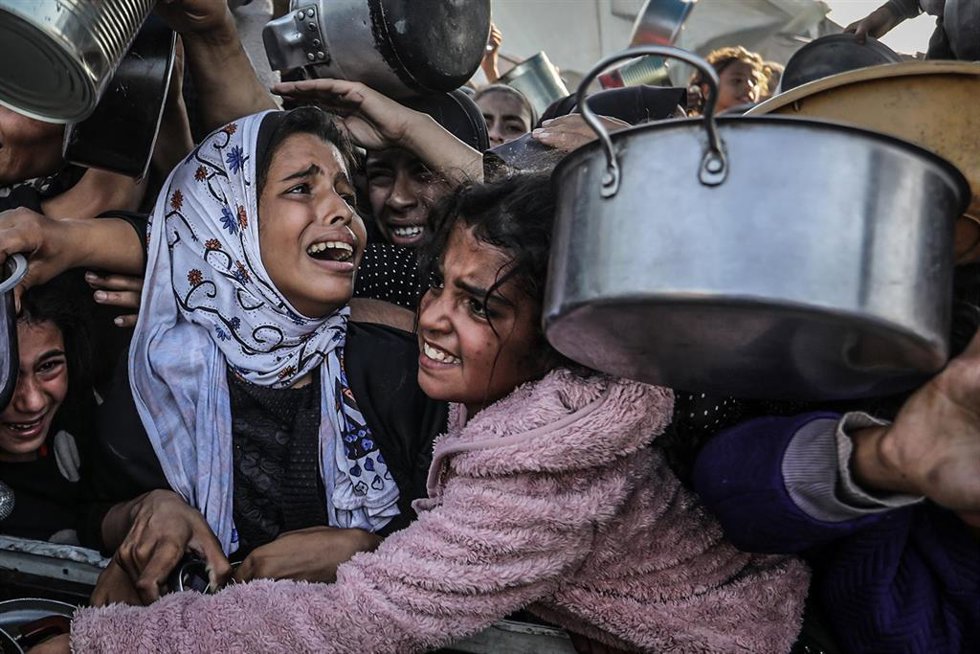 Archivo - Niñas intentan recibir ayuda humanitaria en Jan Yunis, en la Franja de Gaza
