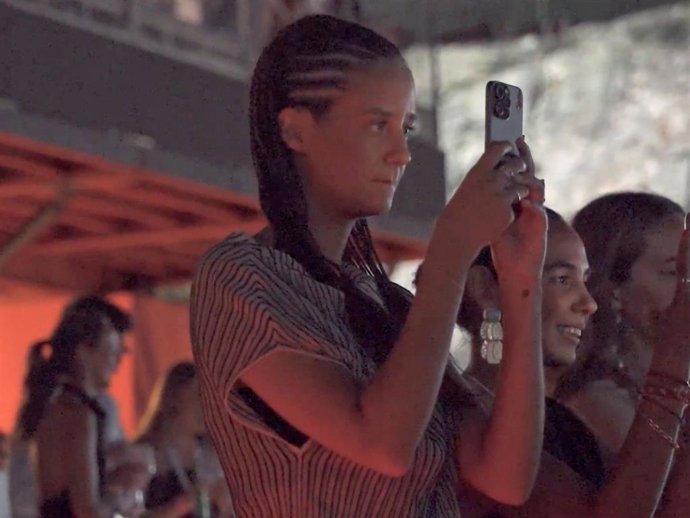 Victoria Federica deslumbra en el concierto de Guitarricadelafuente con estilo festivalero y trenzas