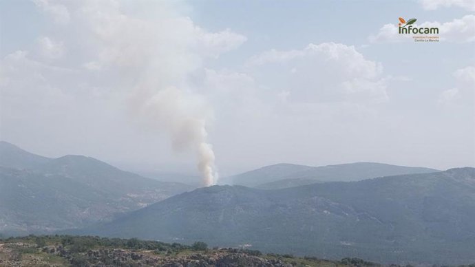 Declarado un incendio en Los Navalucillos (Toledo) que alcanza el nivel 1 por el corte de la CM-4155
