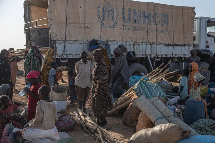 Archivo - ADRE, July 2, 2025  -- Sudanese refugees relocated from the eastern Chadian city of Tine carry their luggage in Iridimi, Chad, June 25, 2025. According to the United Nations, one in three Sudanese have been displaced. Of those, 3.8 million have 