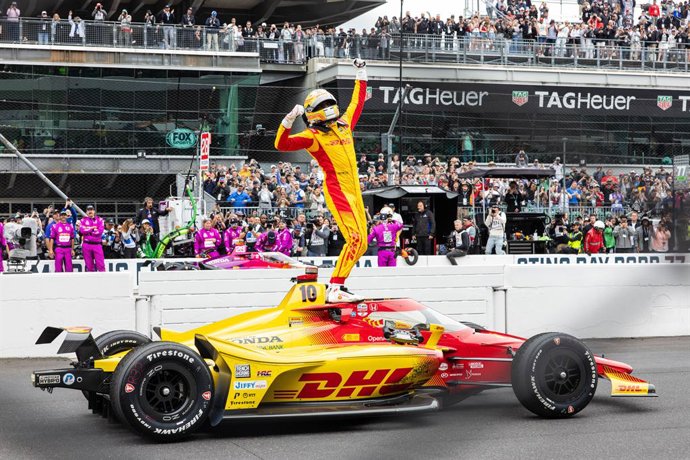 Archivo - May 25, 2025, Speedway, Indiana, USA: Chip Ganassi Racing driver ALEX PALOU celebrates on the frontstretch of the Indianapolis Motor Speedway after winning the 109th Indianapolis 500.,Image: 1003695264, License: Rights-managed, Restrictions: , M