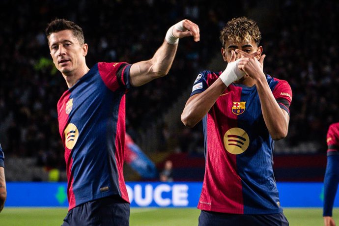 Archivo - 11 March 2025, Spain, Barcelona: Barcelona's Lamine Yamal  celebrates scoring his side's second goal with teammate Robert Lewandowski during the UEFA Champions League round of 16 second leg soccer match between FC Barcelona and SL Benfica at Est