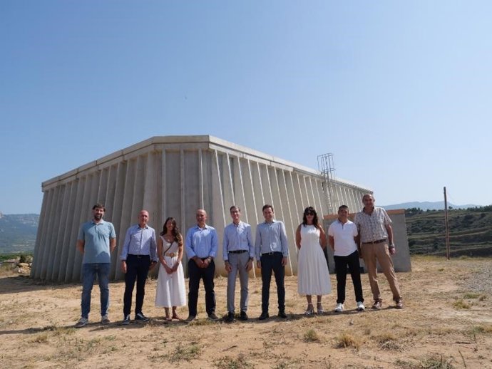 El presidente del Gobierno de La Rioja, Gonzalo Capellán, junto al consejero de Política Local, Infraestructuras y Lucha contra la Despoblación, Daniel Osés, visita el depósito de agua de San Vicente de la Sonsierra