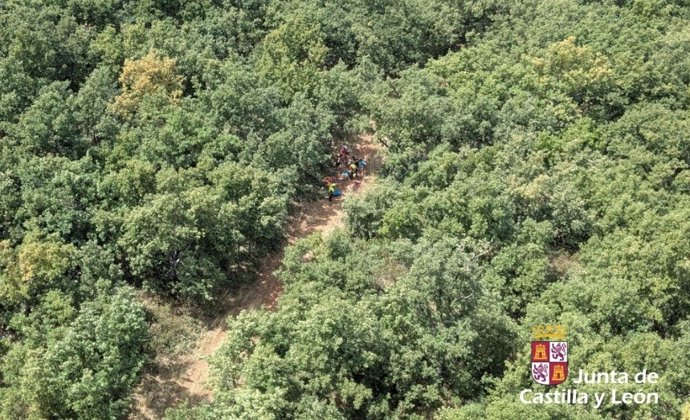 El Grupo de Rescate de la Junta de Castilla y León auxilia a una mujer herida en las proximidades de la Ermita de Nuestra Señora de Hontanares, en Riaza (Segovia)