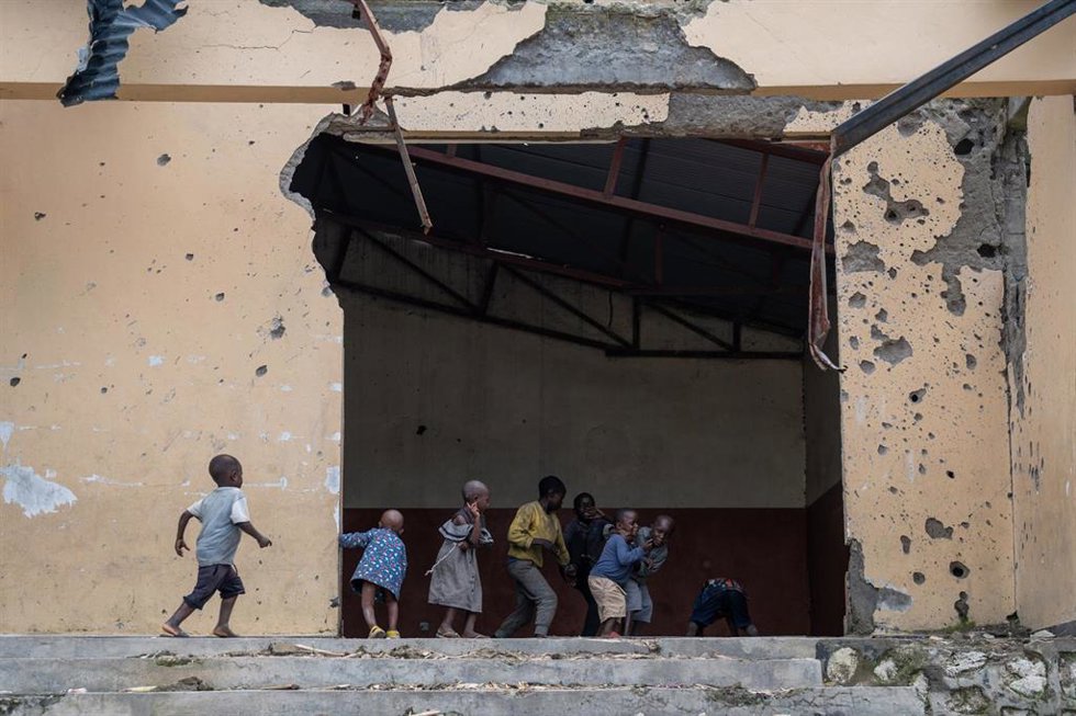Archivo - Niños juegan en una casa dañada por el conflicto en Sake, una pequeña ciudad situada a 27 kilómetros de Goma, la capital de Kivu Norte, en el noreste de RDC