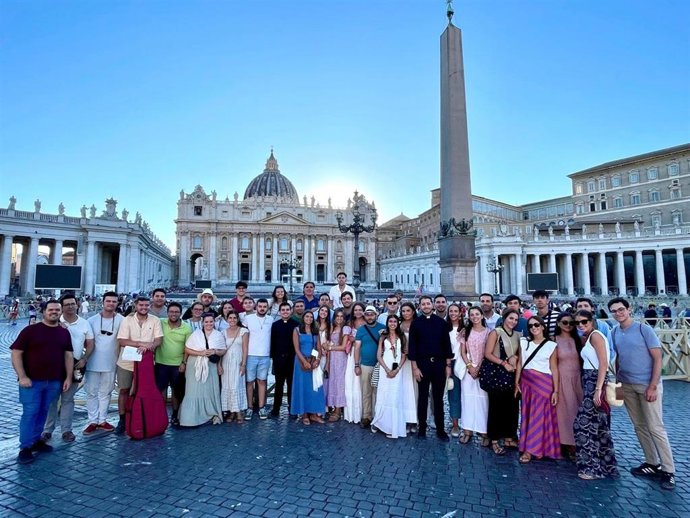 Jóvenes de Huelva durante la procesión a Roma.