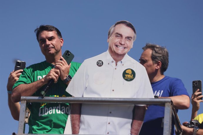 03 August 2025, Brazil, Rio De Janeiro: Thousands of supporters of former Brazil President Jair Bolsonaro gather on Rio's Copacabana waterfront for the '·Reaja, Brasil'(React, Brazil) protest, denouncing political persecution ahead of Former President Bol