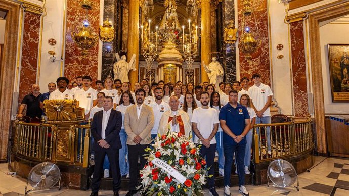 Las plantillas del Valencia CF posan durante la ofrenda floral a la Virgen de los Desamparados