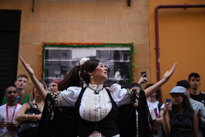 Archivo - Una mujer baila durante las Fiestas de San Cayetano 2023, a 4 de agosto de 2023, en Madrid (España).