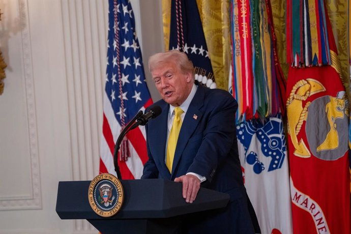 07 de agosto de 2025, EUA, Washington: O presidente dos EUA, Donald Trump, fala antes de assinar uma proclamação em homenagem ao Dia Nacional do Coração Púrpura para veteranos feridos em uma cerimônia na Sala Leste em 7 de agosto de 2025. Foto: Andrew Ley