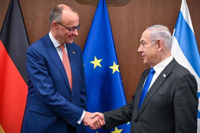 Archivo - El canciller de Alemania, Friedrich Merz, y el primer ministro de Israel, Benjamin Netanyahu, se saludan
