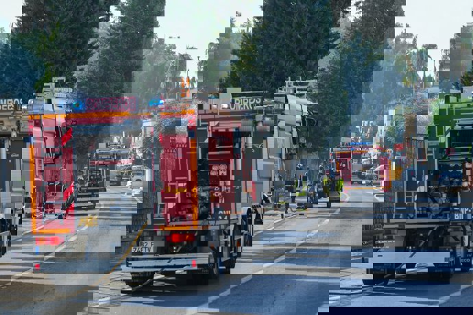 Un incendio en el interior del recinto de Itálica en Santiponce (Sevilla) afecta a zona de arboleda