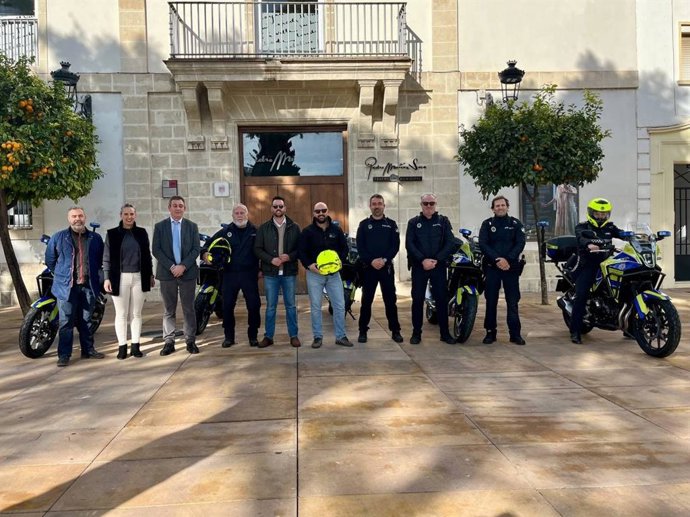El alcalde de El Puerto, Germán Beardo, junto a miembros de la Policía Local en una imagen de archivo.