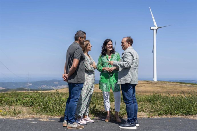 La secretaria general del PPdeG, Paula Prado, acompañada de la responsable de Medio Ambiente de la Xunta, Ángeles Vázquez, y el alcalde de Lalín, José Crespo.
