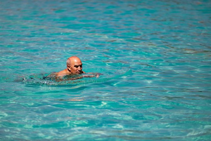 Archivo - Un hombre nada en una piscina en una imagen de archivo.