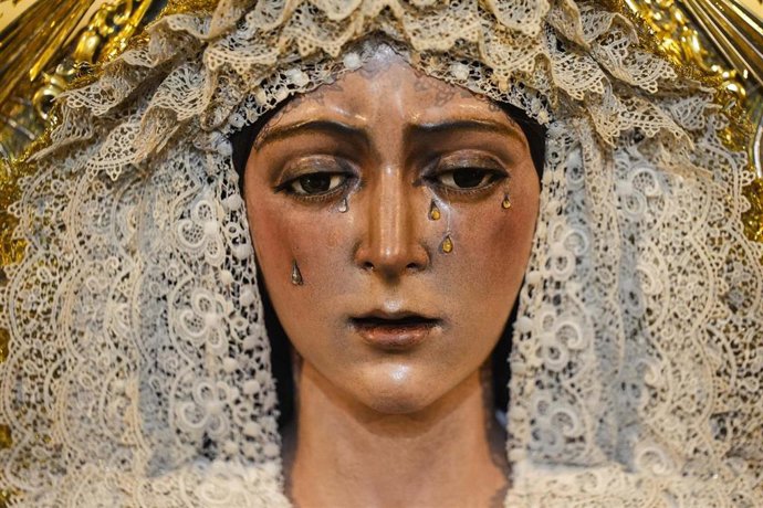 Archivo - Imágenes de la veneración de Nuestra Señora de la Esperanza Macarena tras la actuación de mantenimiento y conservación, a 23 de junio de 2025 en Sevilla (Andalucía, España).