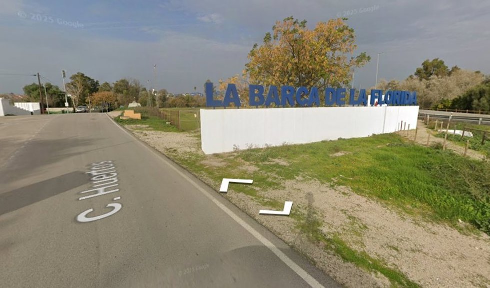 Calle en la que ha tenido lugar el accidente en el que ha fallecido un motorista en La Barca de la Florida, en Jerez de la Frontera (Cádiz)