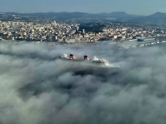 Cruzeiro Disney Fantasy partindo do estuário de Vigo