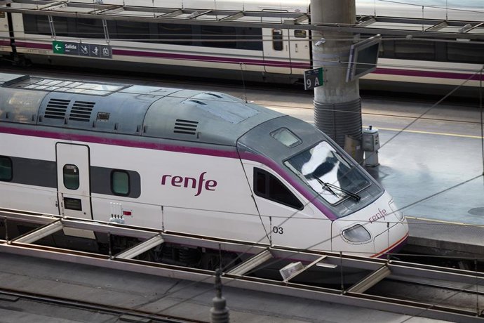 Archivo - Trenes de Renfe con motivo de la segunda fase de la operación Salida por Semana Santa en la Estación de Atocha, a 27 de marzo de 2024, en Madrid (España). Renfe ha dispuesto más de 4.000 trenes de AVE, Avlo, Alvia, Euromed, Intercity y Media Dis