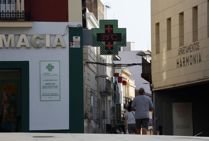 El termómetro de una farmacia indica 39º C, a 5 de agosto de 2025, en Mérida.