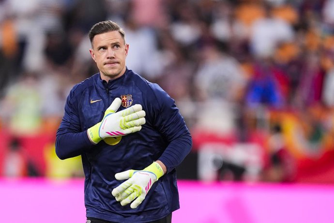 Archivo - Marc-Andre ter Stegen, do FC Barcelona, gesticula durante a final da Copa do Rei da Espanha, partida de futebol disputada entre o FC Barcelona e o Real Madrid no Estádio La Cartuja, em 26 de abril de 2025, em Sevilha, Espanha.