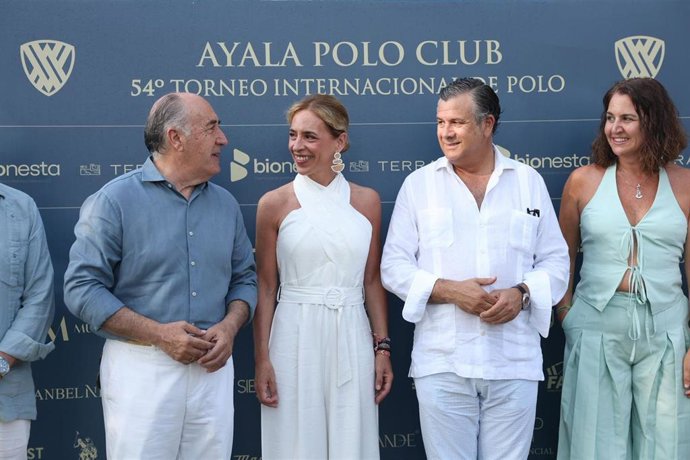 La presidenta de la Diputación de Cádiz, Almudena Martínez, junto al alcalde de Algeciras, José Ignacio Landaluce, en la Copa Diputación del Torneo Internacional de Polo de Sotogrande, que se disputa en la el Club Ayala Polo de San Roque