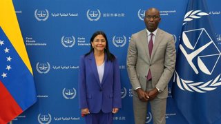 El fiscal general adjunto del Tribunal Penal Internacional,  Mame Mandiaye Niang, recibe a la vicepresidenta de Venezuela, Delcy Rodríguez