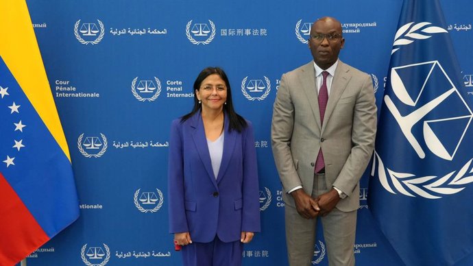 O procurador-chefe adjunto do Tribunal Penal Internacional, Mame Mandiaye Niang, recebe a vice-presidente da Venezuela, Delcy Rodríguez.