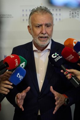 El ministro de Política Territorial y Memoria Democrática, Ángel Víctor Torres, atiende a los medios de comunicación tras una reunión en la sede del Ministerio, a 16 de julio de 2025, en Madrid (España). 