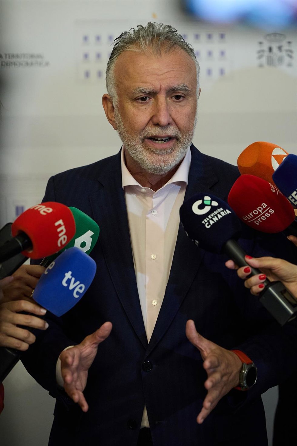 El ministro de Política Territorial y Memoria Democrática, Ángel Víctor Torres, atiende a los medios de comunicación tras una reunión en la sede del Ministerio, a 16 de julio de 2025, en Madrid (España).