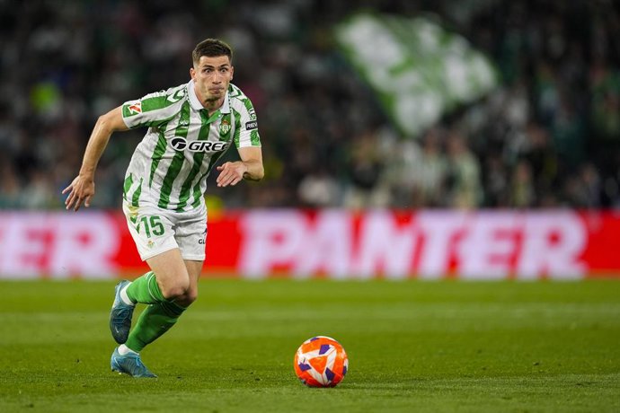 Archivo - Romain Perraud of Real Betis in action during the Spanish league, LaLiga EA Sports, football match played between Real Betis and CA Osasuna at Benito Villamarin stadium on May 11, 2025, in Sevilla, Spain.