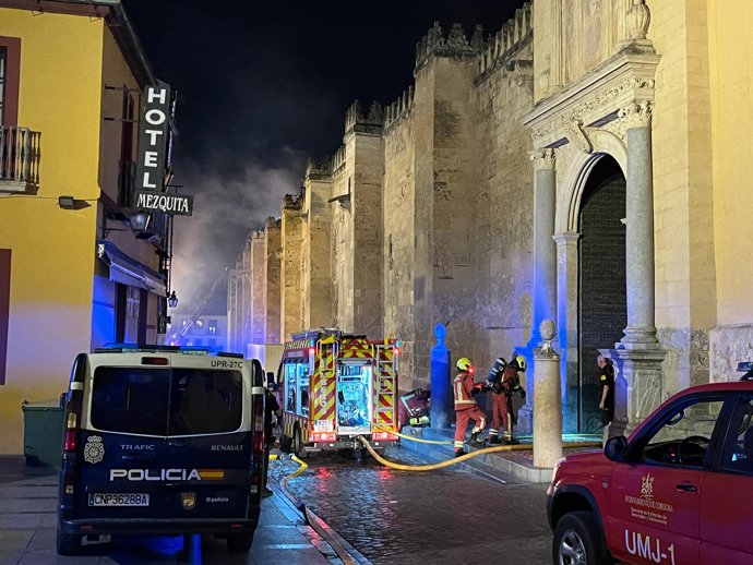 Imágenes del incendio en la Mezquita de Córdoba.