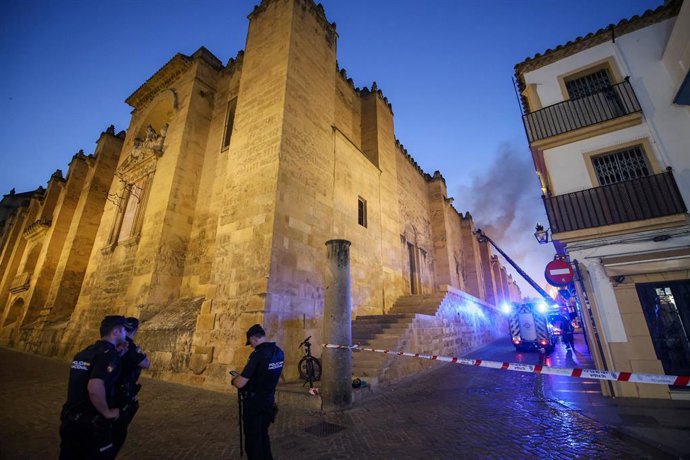 Imagens do incêndio na Mesquita de Córdoba. 8 de agosto de 2025 em Córdoba, Andaluzia (Espanha). Nesta tarde, houve um incêndio na Mesquita de Córdoba e várias tropas vieram para apagar o fogo.